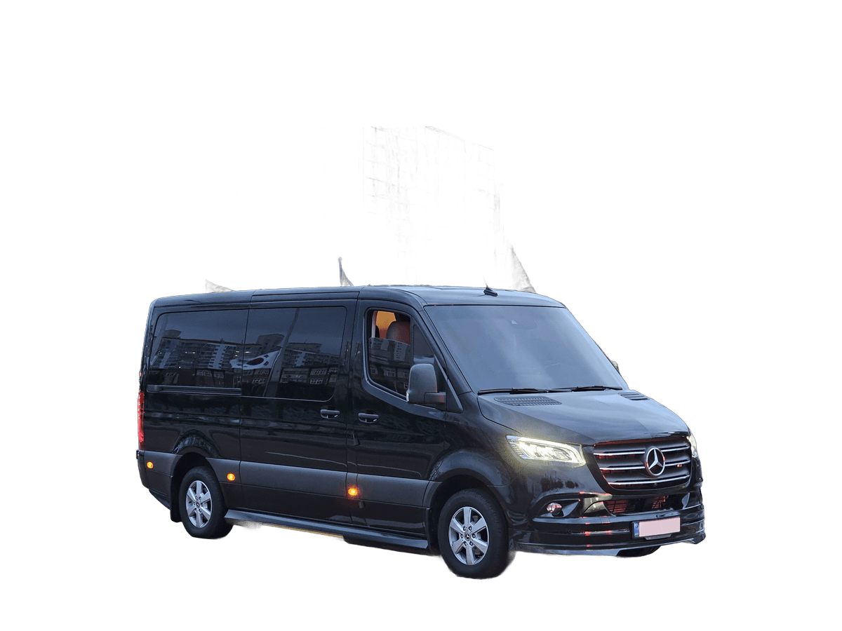Van executiva Mercedes-Benz Sprinter preta em vista frontal diagonal